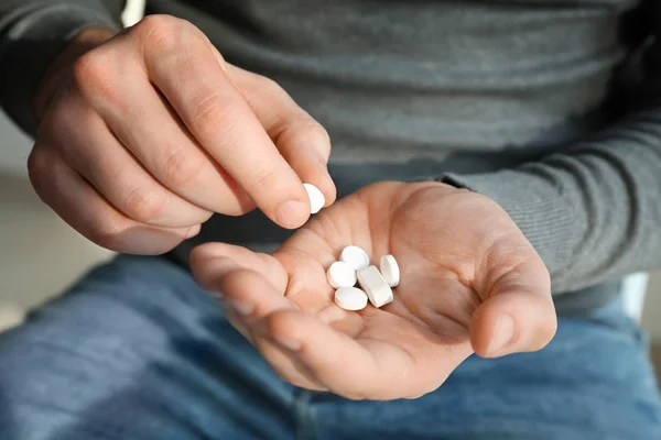 Joven con pastillas —  Fotos de Stock