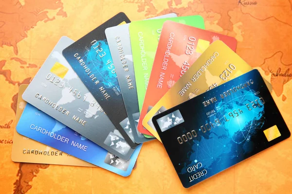 Färgglada kreditkort på världskartan — Stockfoto
