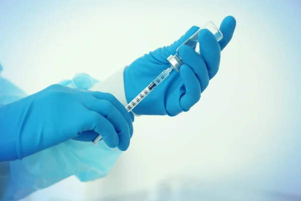 Arzt in Handschuhen mit Spritze — Stockfoto