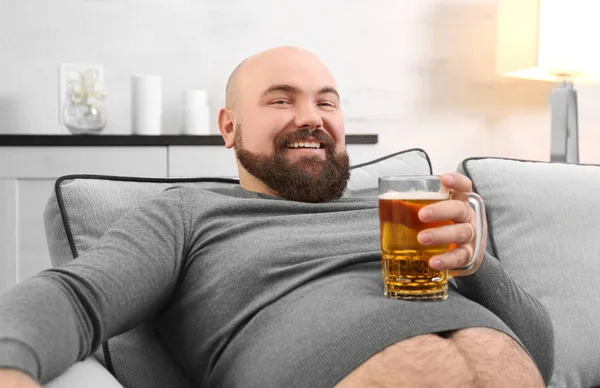 Hombre sosteniendo vaso de cerveza — Foto de Stock