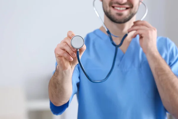 Asistente médico joven con estetoscopio — Foto de Stock