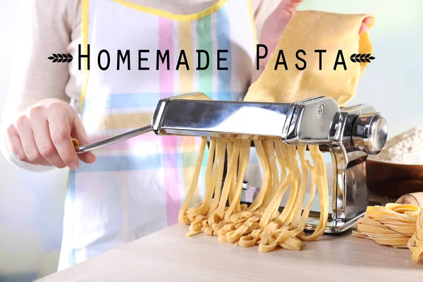 Mujer haciendo pasta casera —  Fotos de Stock