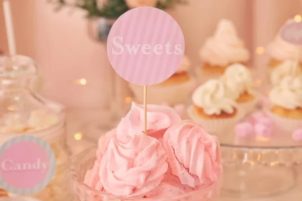 Piękny stół ze słodyczami — Zdjęcie stockowe