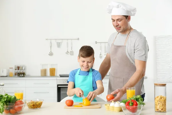 父亲和儿子做饭 — 图库照片