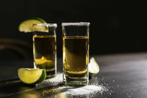 Colpi di tequila con fette di lime — Foto Stock