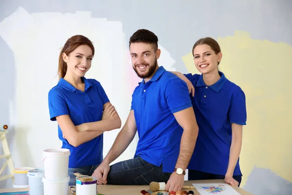 Squadra di giovani decoratori — Foto Stock