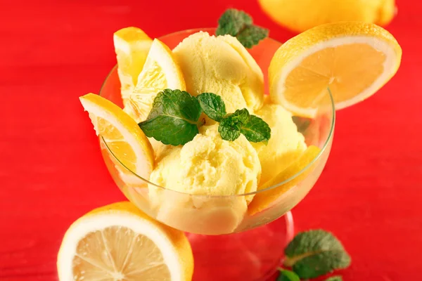 Gustoso gelato al limone in ciotola — Foto Stock