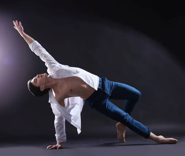 Bonito bailarino jovem — Fotografia de Stock