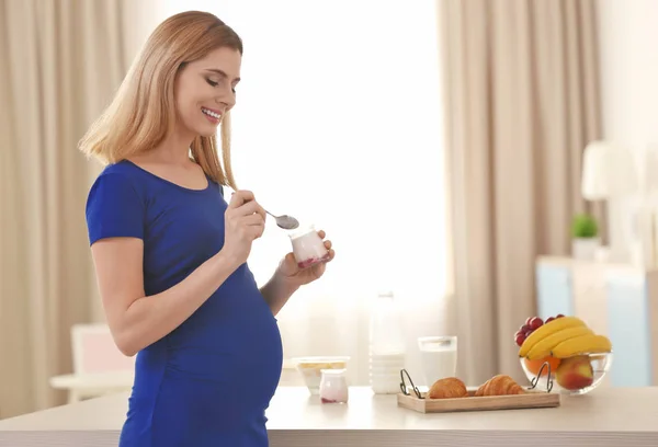 Wanita hamil sedang sarapan — Stok Foto