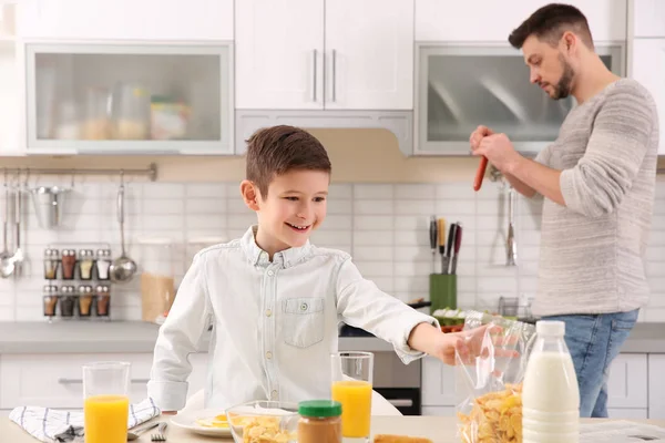 Papá e hijo se preparan para almorzar — Foto de Stock