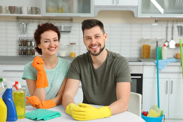 Молода пара прибирає кухню — стокове фото