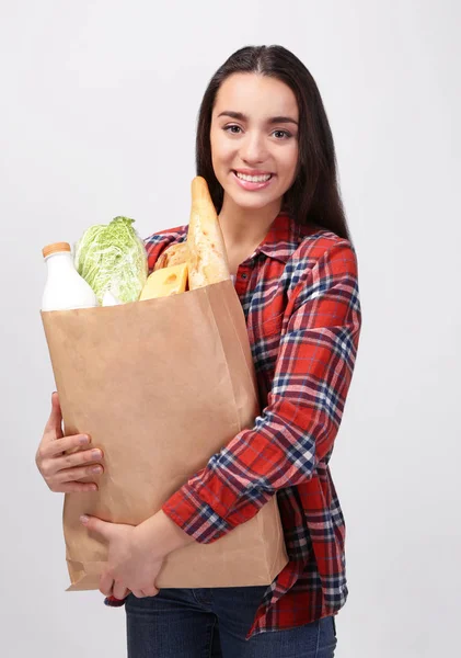 Mujer con bolsa de papel de productos —  Fotos de Stock