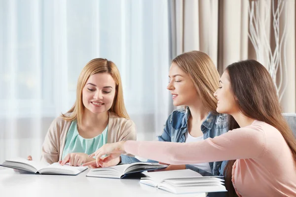 Women sitting at table in book club — Stock Photo, Image