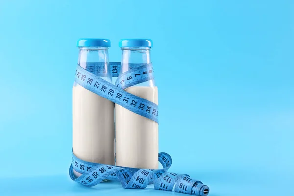 Lahve od mléka s centimetr — Stock fotografie