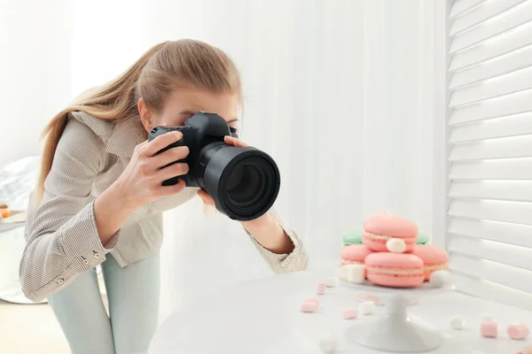 Junge Frau fotografiert Lebensmittel — Stockfoto