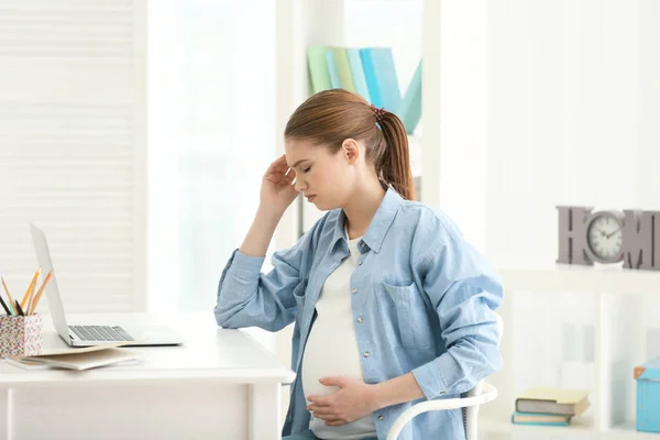 頭痛に苦しんで妊娠中の女性 — ストック写真