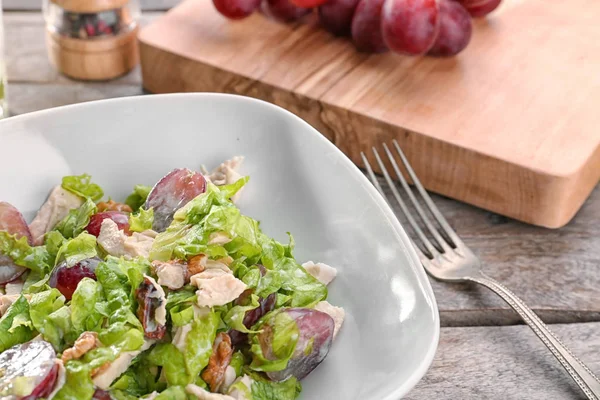 Salada de frango e uvas — Fotografia de Stock