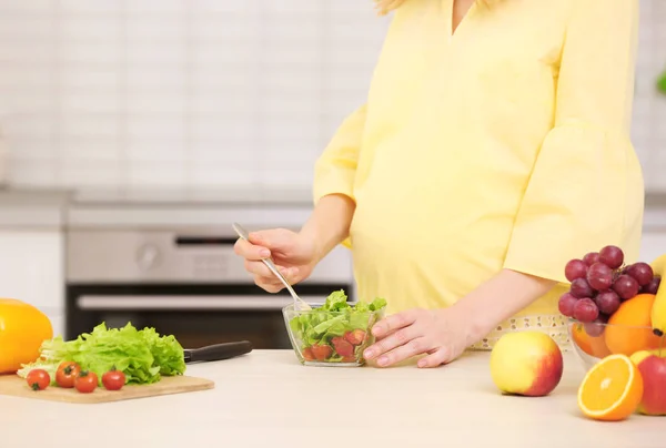 Frau isst Salat — Stockfoto