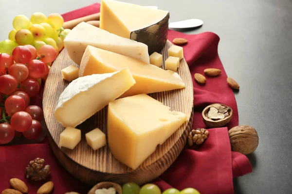 奶酪与葡萄 Cheeseboard — 图库照片