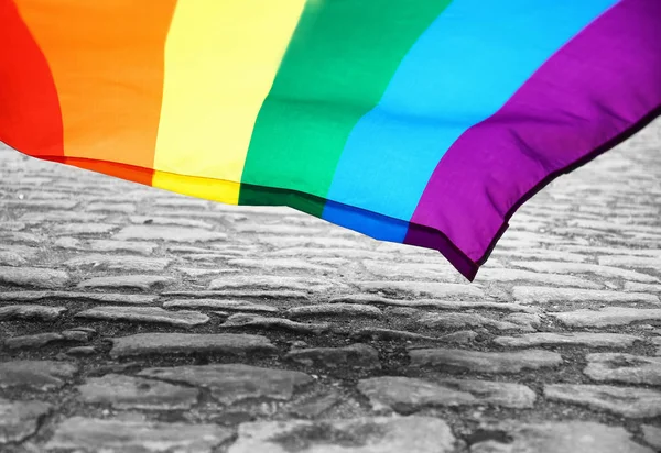 Bandera gay sobre adoquines — Foto de Stock