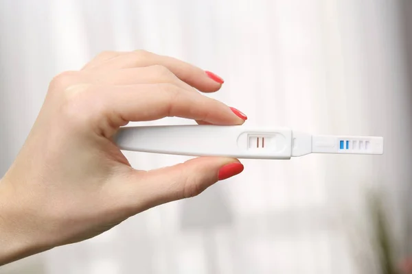 Teste de gravidez na mão feminina — Fotografia de Stock