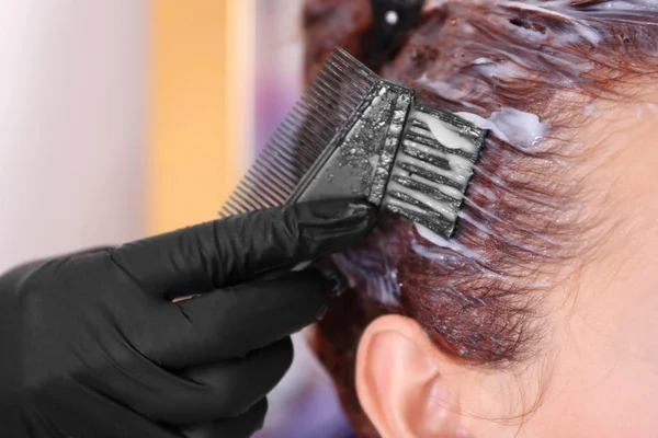 Prozess des Haarfärbens — Stockfoto