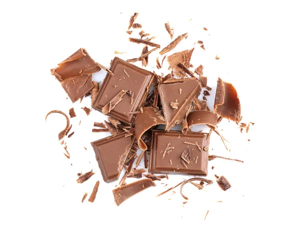 Bruten choklad bitar på vit bakgrund — Stockfoto