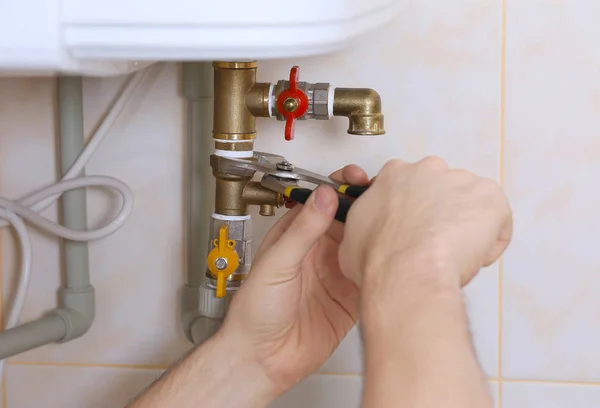 Plumber working with plumbing fittings — Stock Photo, Image