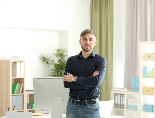 Jeune programmeur debout dans la salle de bureau — Photo