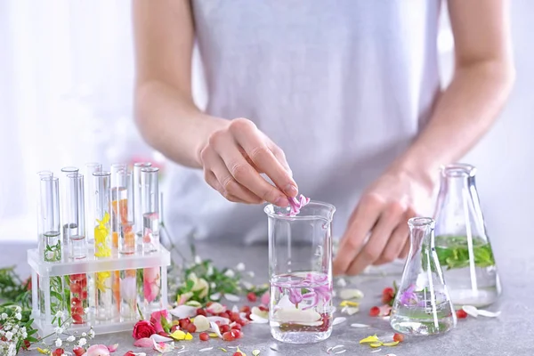 Mulher mistura de amostras de perfume — Fotografia de Stock