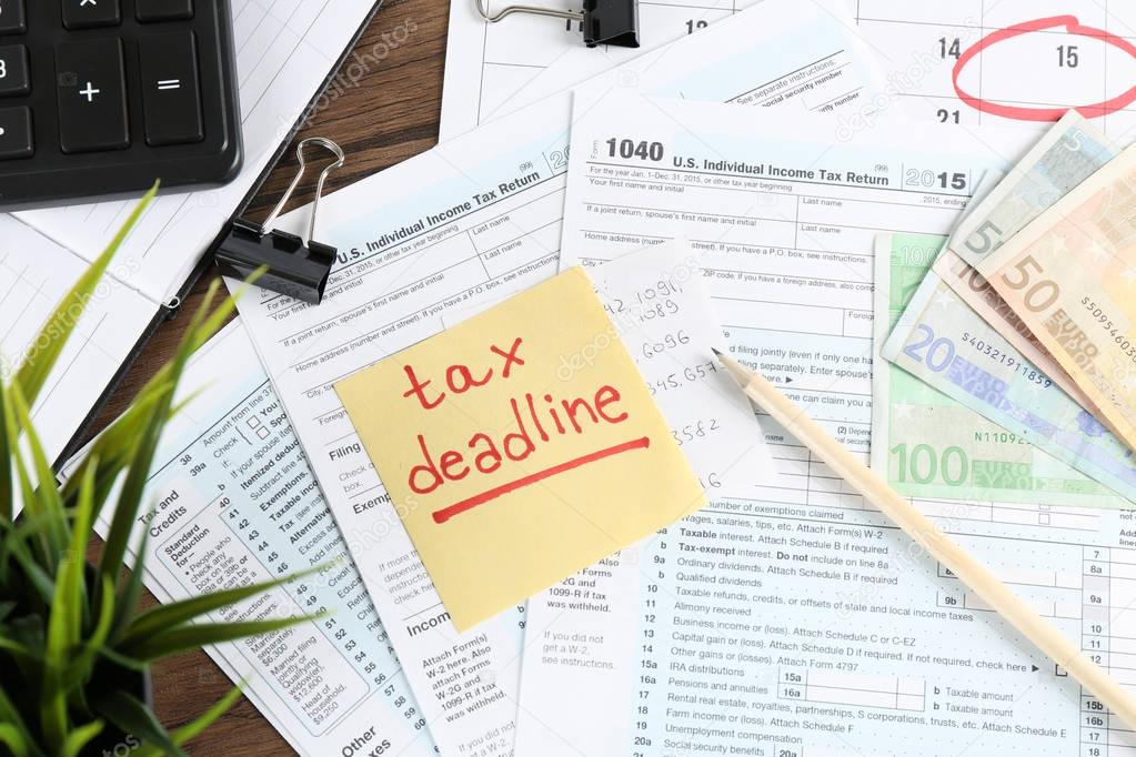 Clipboard with individual tax DEADLINE 