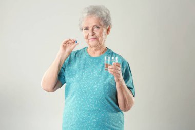 Yaşlı kadın ile hap