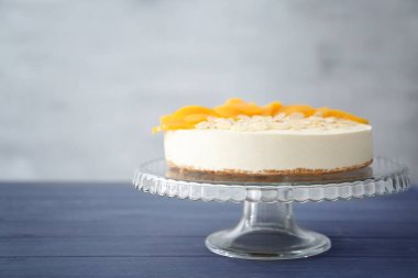 Meyve dilimleri ile lezzetli peynirli kek 