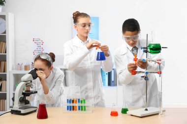 Yapma öğrencilerin deney kimya dersinde