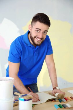 Yakışıklı genç dekoratör