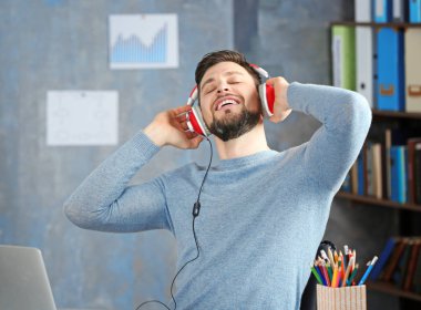 Müzik dinleyen yakışıklı adam.  