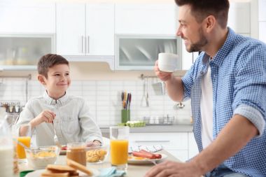 Baba ve oğul Öğle Yemeği 