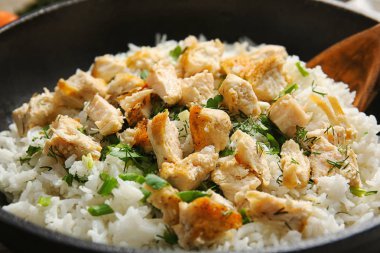 Tavuk ve pirinç ile kızartma tavası