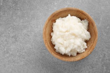 Taze hindistan cevizi yağı ile kase