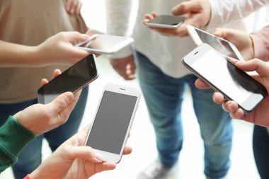 Daire içinde ayakta ve akıllı telefonlar kullanarak