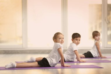 Çocuk jimnastik egzersizleri yapıyor