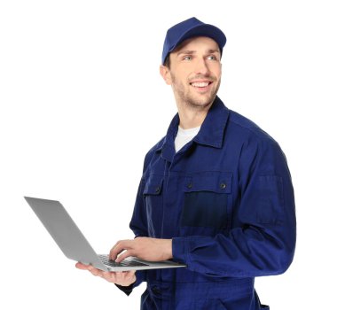 Bilgisayarı olan yakışıklı bir tamirci.  