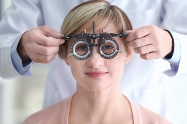 Kadının gözleri inceleyerek göz doktoru 