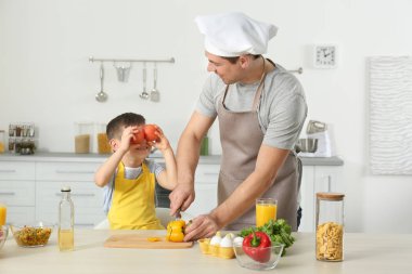 Baba ve oğul pişirme