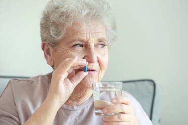 Yaşlı kadın ilacı