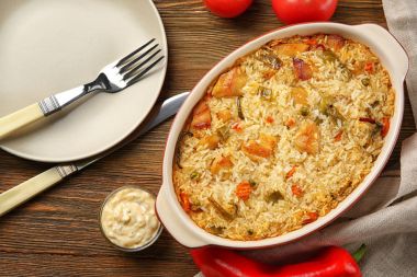 Lezzetli pilav tavuk ve sebze ile