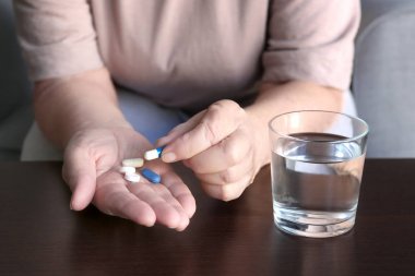 Yaşlı kadın ile hapları