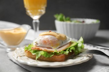 Lezzetli Yumurta Benedict ile plaka 
