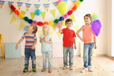 Sevimli küçük çocukların doğum günü partisi kutluyor