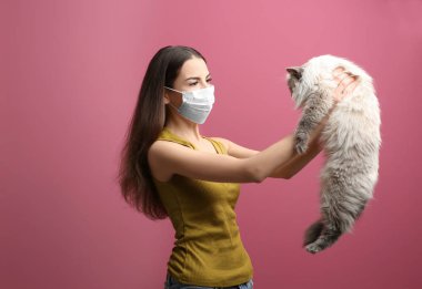 güzel bir kadın ile kedi